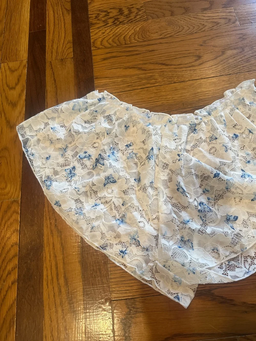 NWT Frankies Bikinis Collections White Lace Shorts with Blue Floral Size Small